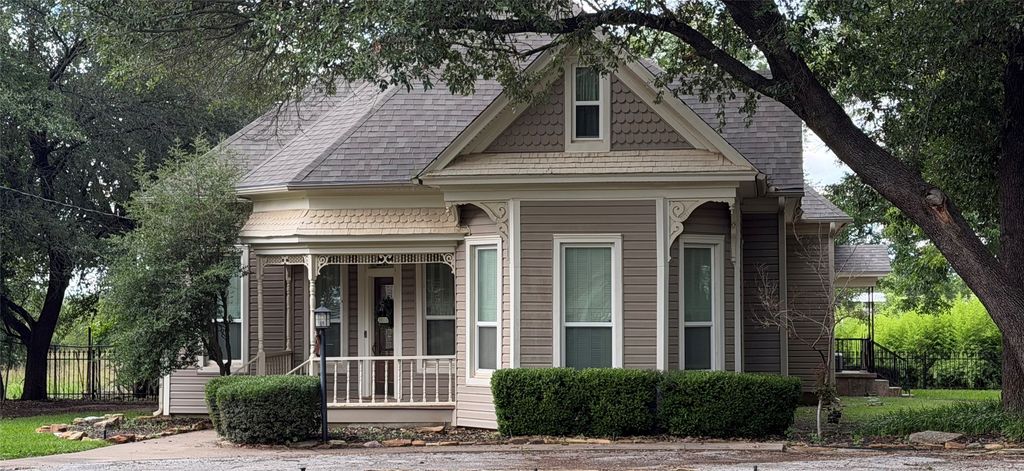 445 W Belknap Street, Jacksboro, TX 76458