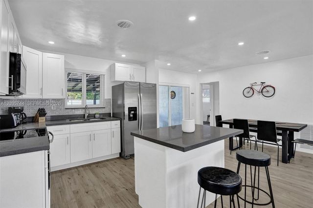 310 NE 162nd St, Miami, FL 33162
