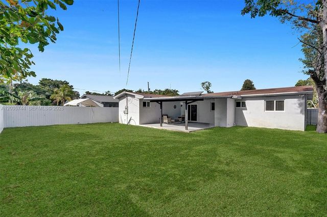 310 NE 162nd St, Miami, FL 33162