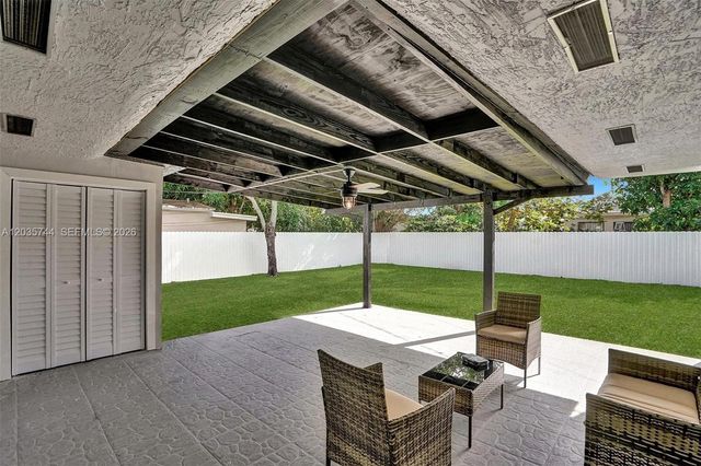 310 NE 162nd St, Miami, FL 33162