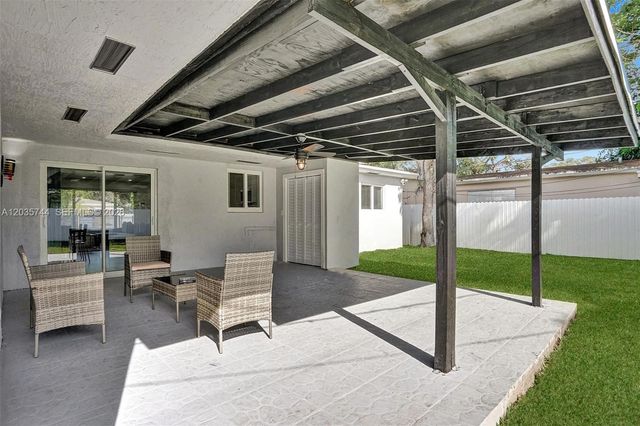 310 NE 162nd St, Miami, FL 33162
