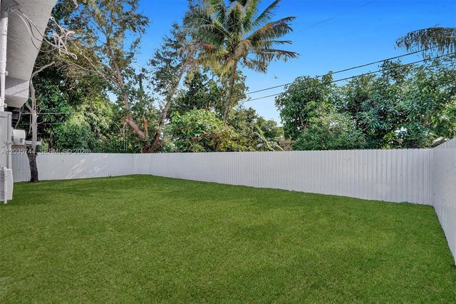 310 NE 162nd St, Miami, FL 33162