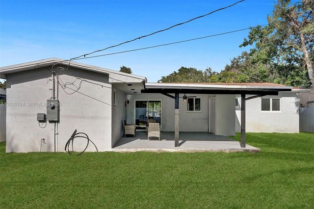 310 NE 162nd St, Miami, FL 33162