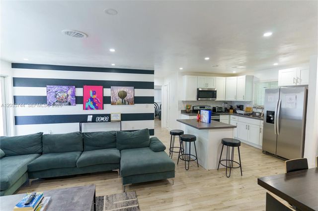 310 NE 162nd St, Miami, FL 33162