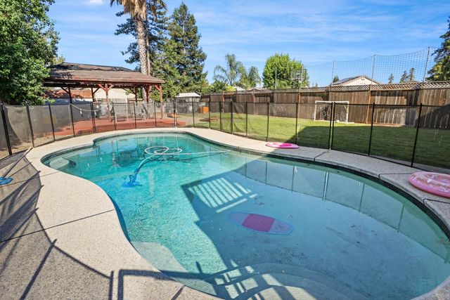 1143 Cherry Oak Ln, Manteca, CA 95336
