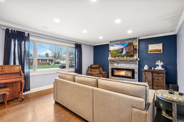 218 Lawndale Drive, Munster, IN 46321