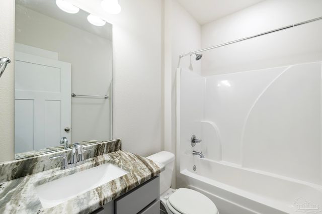 1940 Cambridge Park Dr, Gulf Breeze, FL 32563