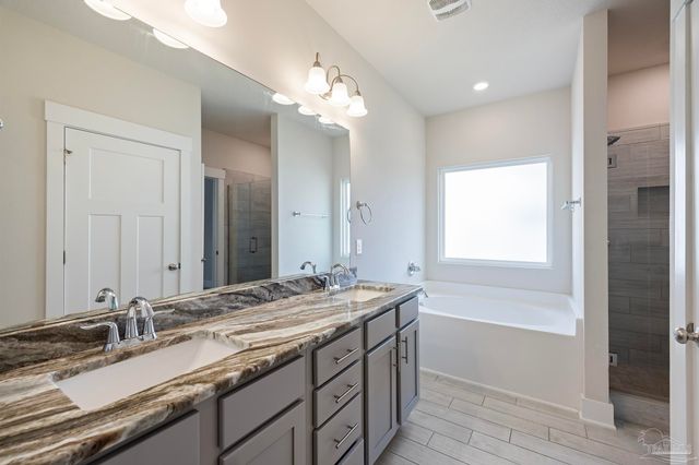 1940 Cambridge Park Dr, Gulf Breeze, FL 32563