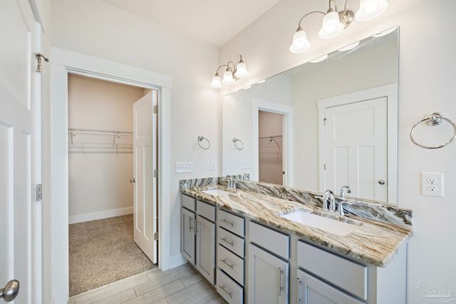 1940 Cambridge Park Dr, Gulf Breeze, FL 32563