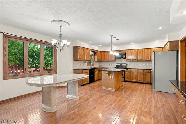 9530 Rainbow Lane, North Royalton, OH 44133