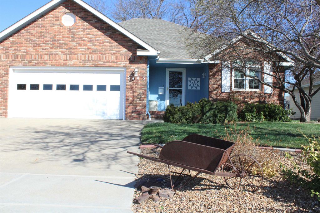 2443 Pheasant Ln, Salina, KS 67401