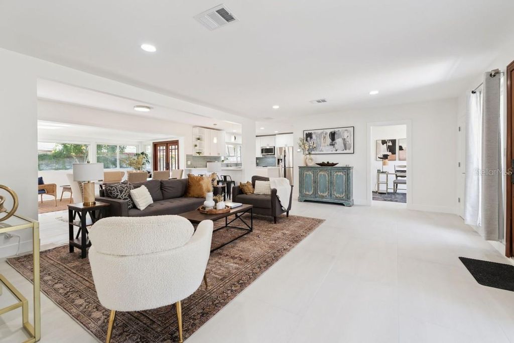 Image 4 of property listing at 2335 TROPICAL SHORES DRIVE SE, St Petersburg, FL 33705