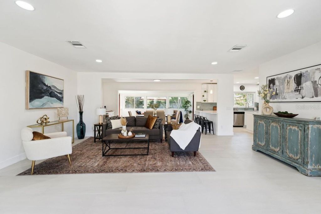 Image 7 of property listing at 2335 TROPICAL SHORES DRIVE SE, St Petersburg, FL 33705