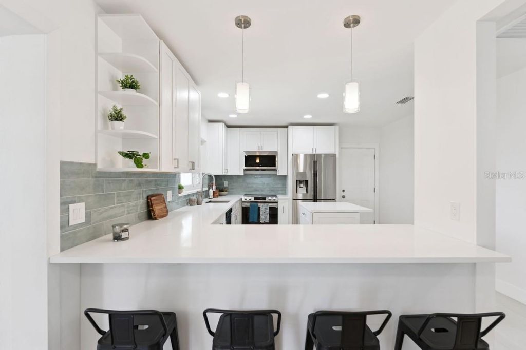 Image 10 of property listing at 2335 TROPICAL SHORES DRIVE SE, St Petersburg, FL 33705