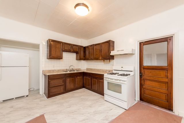 614 Walnut Street, Waukegan, IL 60085