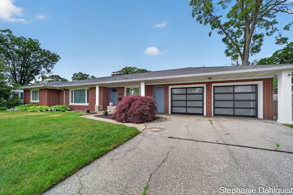 621 E Sunset Drive, North Muskegon City, MI 49445