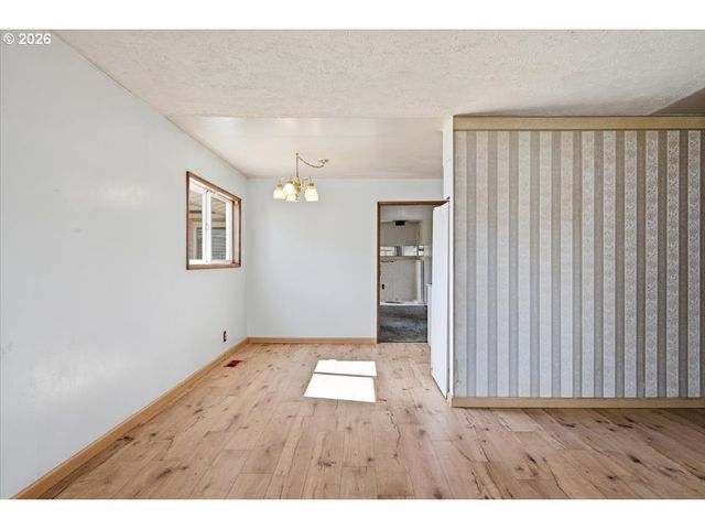 2270 HOYT St Se, Salem, OR 97302