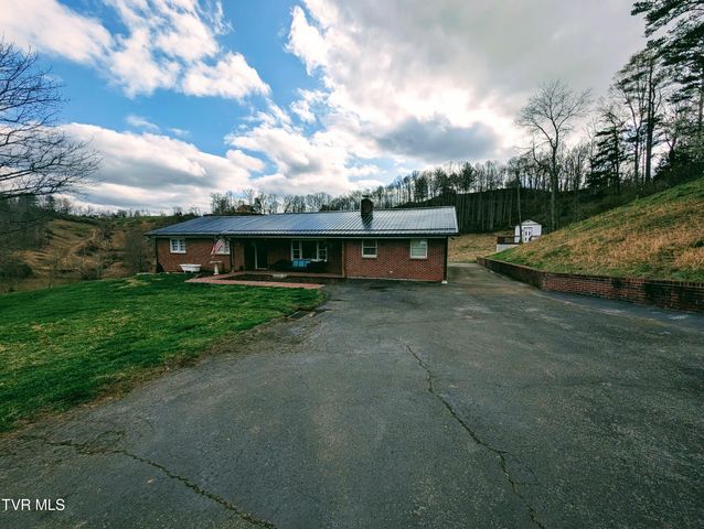 246 The New Road, Clintwood, VA 24228