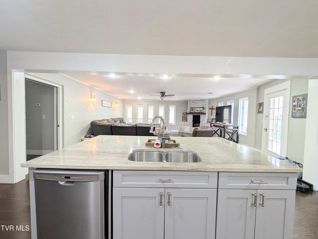 246 The New Road, Clintwood, VA 24228