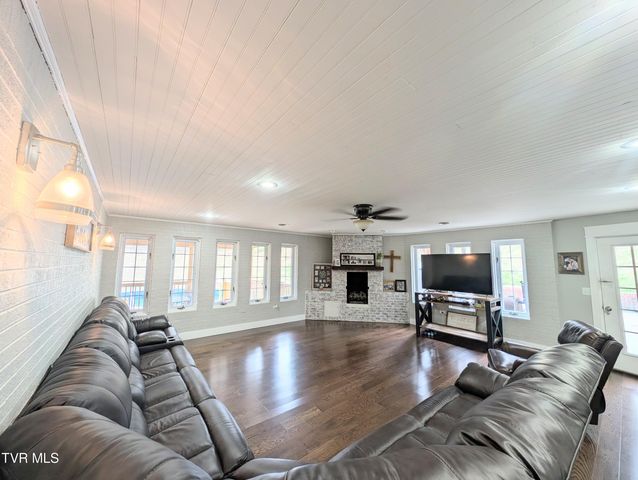 246 The New Road, Clintwood, VA 24228