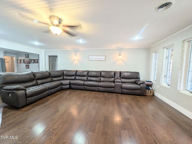 246 The New Road, Clintwood, VA 24228