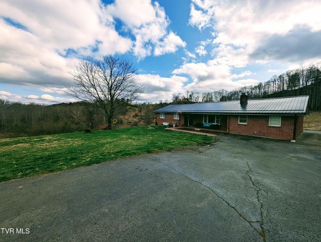 246 The New Road, Clintwood, VA 24228