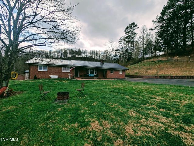 246 The New Road, Clintwood, VA 24228