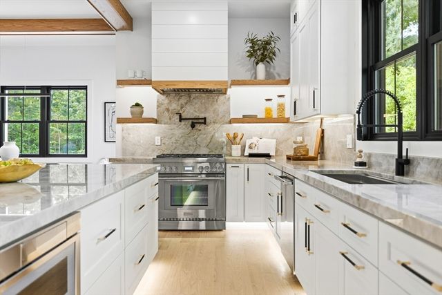 4 Foster Rd, Burlington, MA 01803