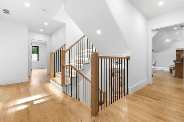 4 Foster Rd, Burlington, MA 01803