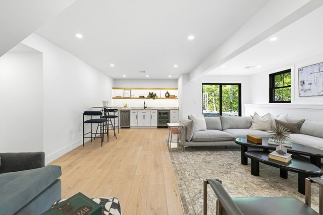 4 Foster Rd, Burlington, MA 01803