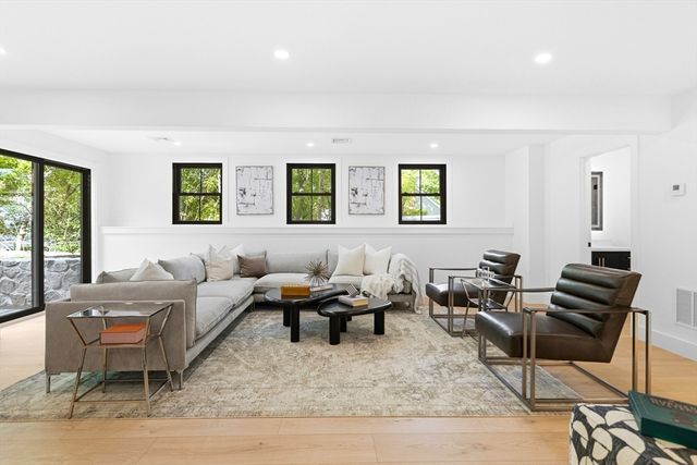 4 Foster Rd, Burlington, MA 01803