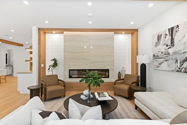4 Foster Rd, Burlington, MA 01803