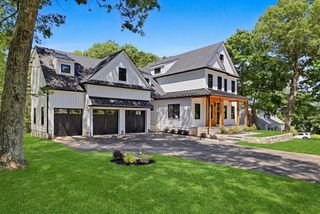 4 Foster Rd, Burlington, MA 01803