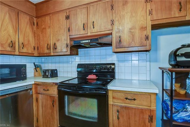 948 Hollywood DR, Chesapeake, VA 23320