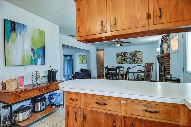 948 Hollywood DR, Chesapeake, VA 23320