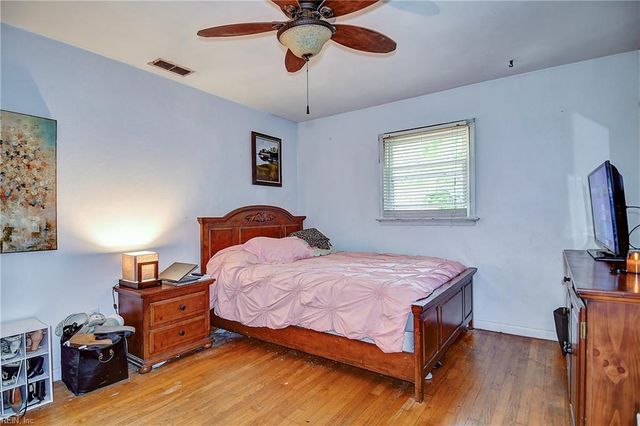 948 Hollywood DR, Chesapeake, VA 23320