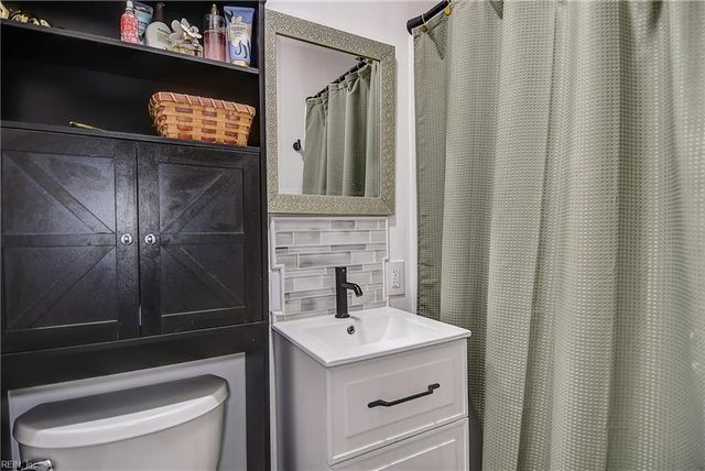 948 Hollywood DR, Chesapeake, VA 23320