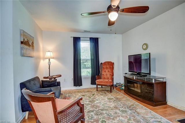 948 Hollywood DR, Chesapeake, VA 23320