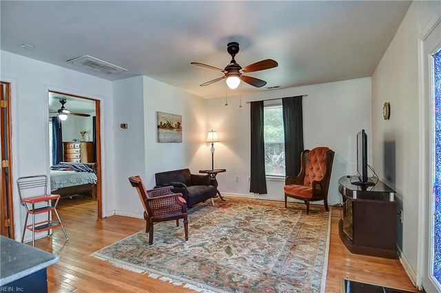 948 Hollywood DR, Chesapeake, VA 23320
