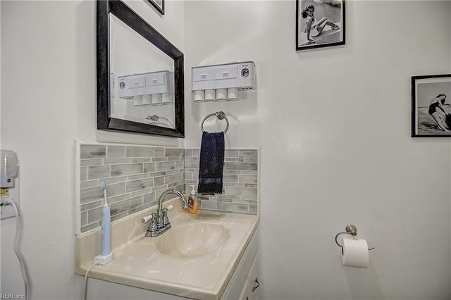 948 Hollywood DR, Chesapeake, VA 23320