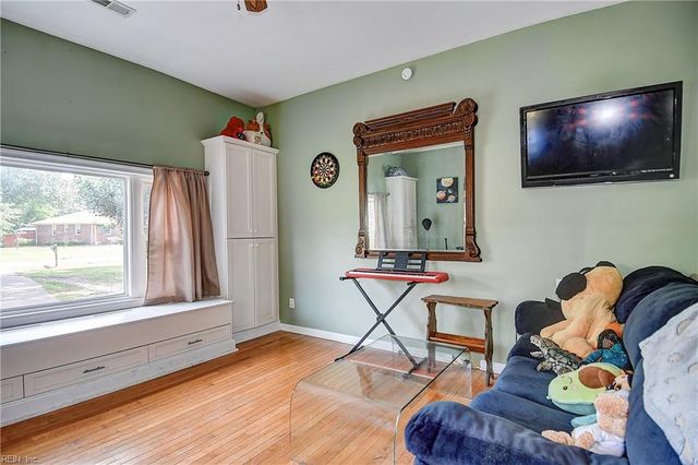 948 Hollywood DR, Chesapeake, VA 23320