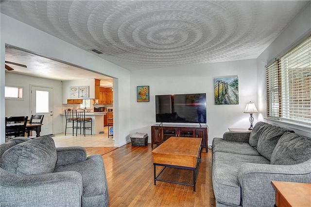 948 Hollywood DR, Chesapeake, VA 23320