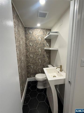 7 E Ridgewood Avenue 3rd Floor, Ridgewood, NJ 07450