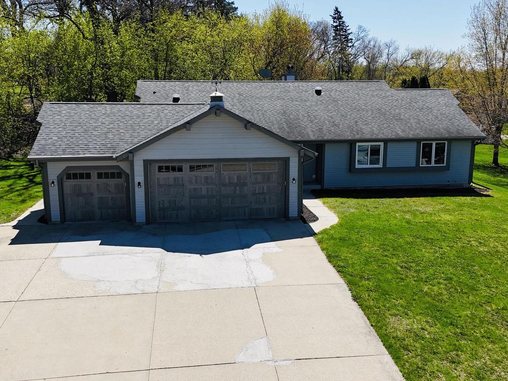 N29W26677 Peterson DRIVE, Pewaukee, WI 53072