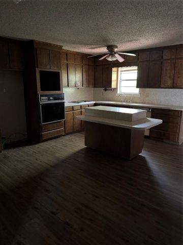 407 W 12th Street, Quanah, TX 79252