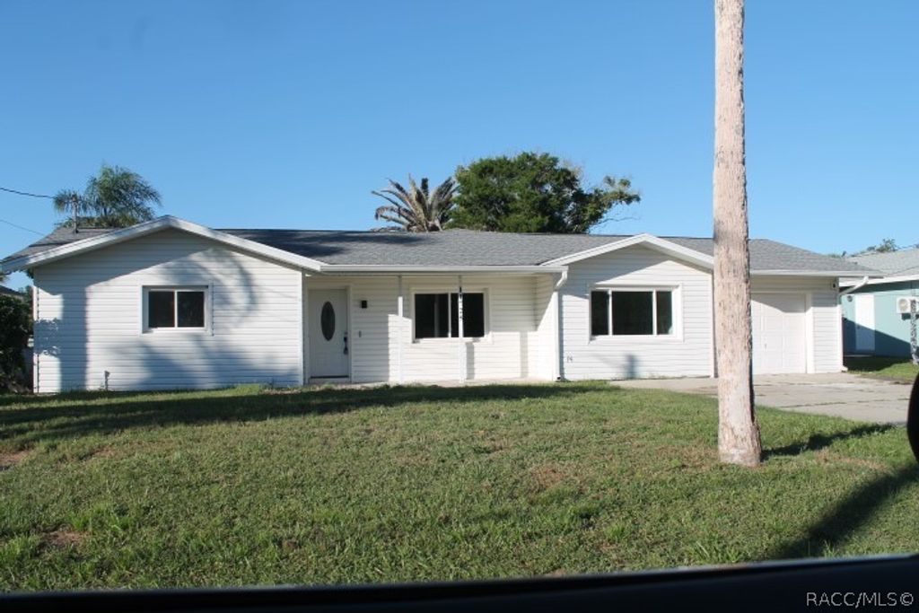 11725 W Bayshore Drive, Crystal River, FL 34429