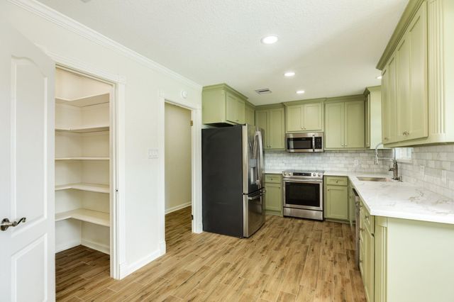 102 Turner Street, Clute, TX 77531