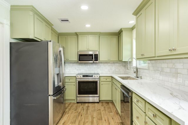 102 Turner Street, Clute, TX 77531
