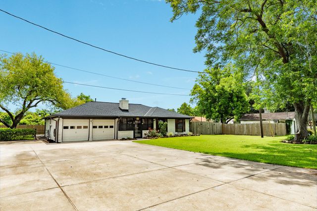 102 Turner Street, Clute, TX 77531