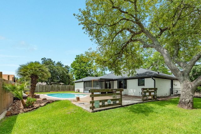 102 Turner Street, Clute, TX 77531